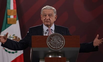 AMLO defiende posdata de su mensaje contra conservadores antes de iniciar las mañaneras, tras orden del INE