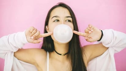 ¿Qué sucede cuando te tragas un chicle? Los expertos opinan