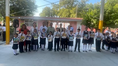 Primaria de San Buena recibe los primeros libros de texto