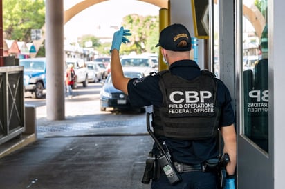 Oficiales de CBP le salvaron la vida a un bebé que no tenía respiración