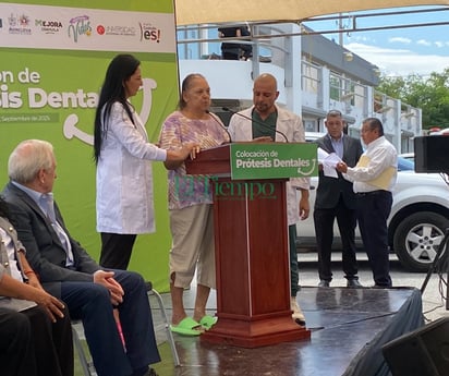 Adultos mayores reciben prótesis dentales gratis 