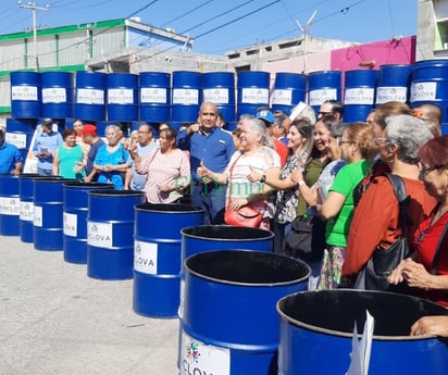 Municipio entrega más de mil 500 botes para basura en El Pueblo