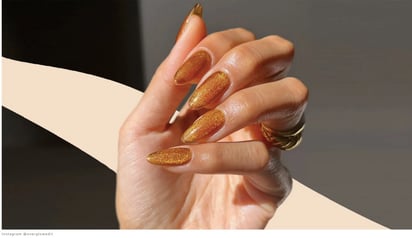 Las uñas color ámbar están emergiendo como la tendencia más deslumbrante de la temporada de otoño de 2023.:  Si deseas un manicure lleno de brillo, elige las uñas en tonos ámbar, pero no cualquier tono; opta por aterciopelados.