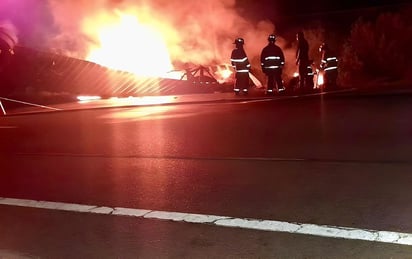 Chofer de tráiler muere calcinado luego de volcadura