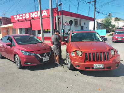 Cafre ignora luz roja de semáforo y choca en la Zona Centro de Monclova 