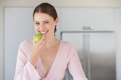 Comer una manzana todas las mañanas trae beneficios que no te imaginas: Descubrirás por qué se dice que una manzana al día mantiene al médico lejos.