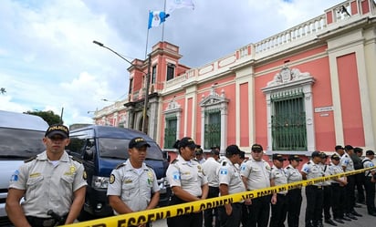 Fiscales 'secuestran' actas electorales que registran la victoria de Bernardo Arévalo en Guatemala