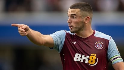 La apariencia extraña de las camisetas del Aston Villa molestaron a Dibu Martínez