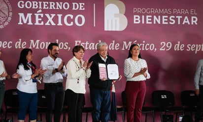 Tras beso en la mano de alcaldesa, AMLO ahora hace lo mismo con Delfina Gómez