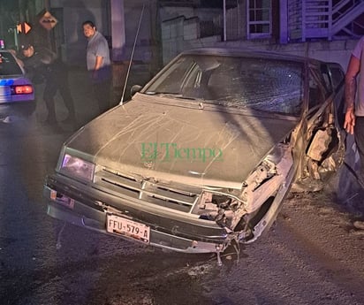 Conductora ebria choca su auto contra muros del Puente vehicular de la Sidermex