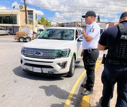 Mujer provoca choque en rotonda del sector El Pueblo