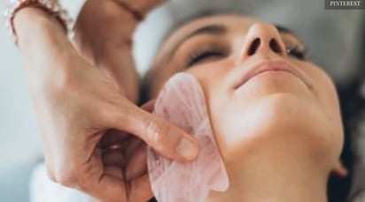 Descubre cómo el gua sha puede ayudarte a reducir arrugas de manera natural :  Este instrumento, a menudo hecho de jade o acero, es conocido por su capacidad para brindar masajes rejuvenecedores