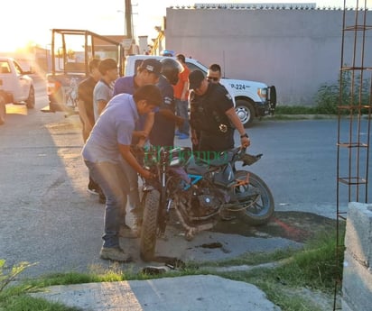 Dos jóvenes resultaron gravemente heridos en accidente de moto en Monclova