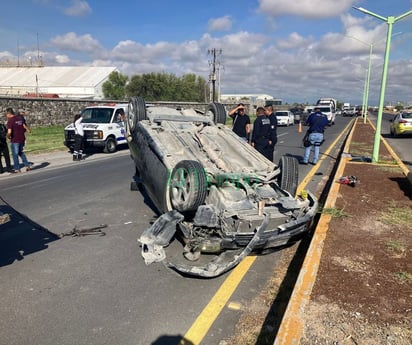 Dama sufre volcadura en la carretera 30 y queda lesionada