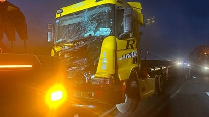 Choca trailer en libramiento a Saltillo en Santa Catarina, Nuevo León 