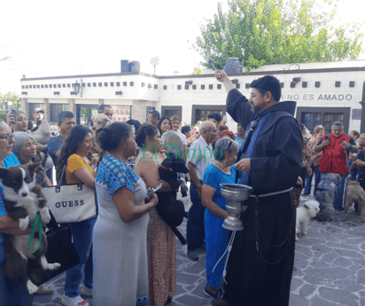 Iglesia San Francisco de Asís bendice a mascotas por día del patrono de animales