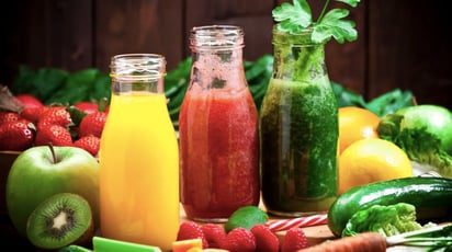 Estos refrescantes y deliciosos jugos revitalizarán tu piel: Si sientes que tu piel necesita una dosis de limpieza, estos jugos para eliminar el acné son la solución perfecta.