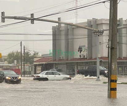 Auto queda varado en plena avenida por las lluvias 