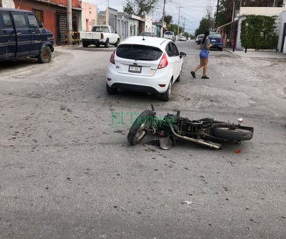 Motociclista resulta ileso tras chocar contra auto en el sector el Pueblo