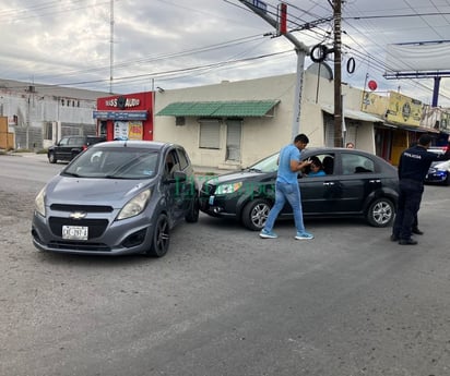 Mujer protagoniza choque en transitado cruce de la Chamizal