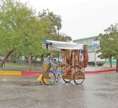 Día gris para el comercio ambulante: Pero... ¡al mal tiempo buena cara!