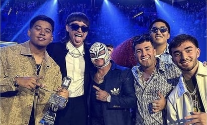 VIDEO: Rey Mysterio presume entrega de premio y fotografía con Peso Pluma en evento musical