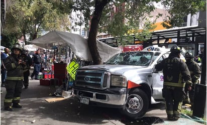 Pipa de gas choca y lesiona a mujer en Metrobús Cuauhtémoc