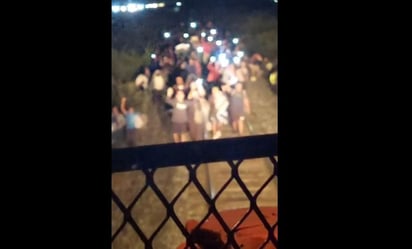 Con celulares y sobre las vías, migrantes orillan a conductor de tren a detenerse