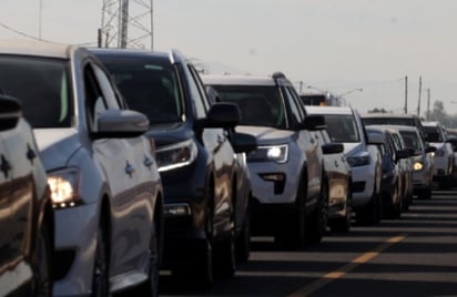 Se registraron enormes filas para cruzar de Eagle Pass a Piedras Negras, el Puente Uno sigue cerrado