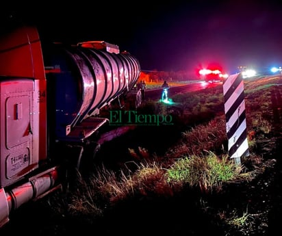 Vuelca tráiler con carga de Diésel en la carretera Monclova-Sabinas