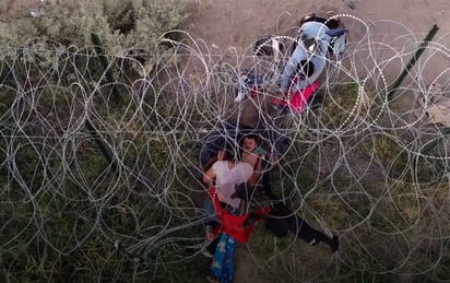 Migrantes quedan atrapados en el alambre con navajas al querer cruzar la frontera de Texas