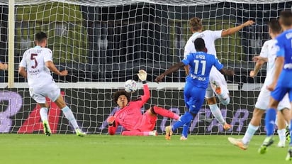 Guillermo Ochoa continúa como el arquero más goleado de Italia