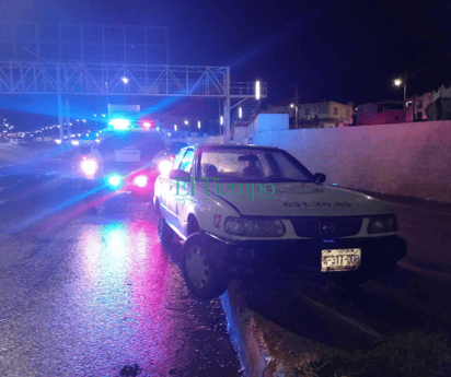 Ruletero abandona su taxi tras estrellarlo en cordón