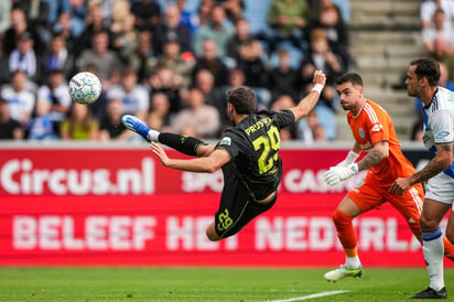 Santiago Giménez imparable