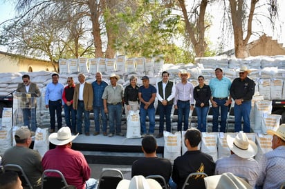 Productores reciben semilla de avena forrajera