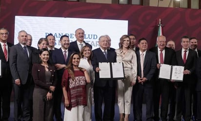 AMLO firma acuerdo con 23 gobernadores para garantizar servicios médicos y medicamentos gratuitos