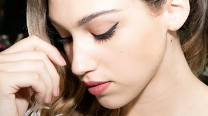 Conoce estos trucos y di adiós a los retoques constantes en tu maquillaje de noche: Con estos consejos tu maquillaje estará intacto en cualquier evento