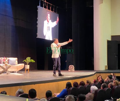 César Lozano llena en teatro de la ciudad y expresa solidaridad con los obreros de AHMSA