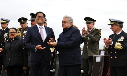 AMLO entrega presea 'Bicentenario del Heroico Colegio Militar' a exdirectores de la institución