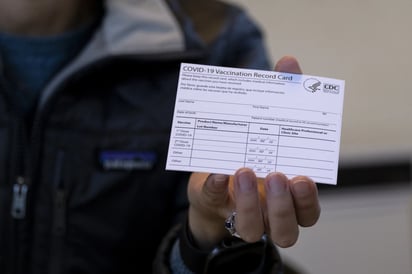 Dile adiós al carnet de vacunación COVID-19. El CDC ha dejado de imprimirlos.