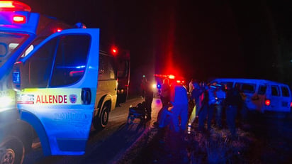 Venezolanos vuelcan en una Van en la 57 y viven de milagro