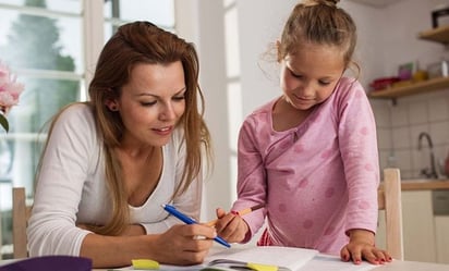 Mamá confiesa que hace las tareas de sus hijas para que “no se estresen”: 
