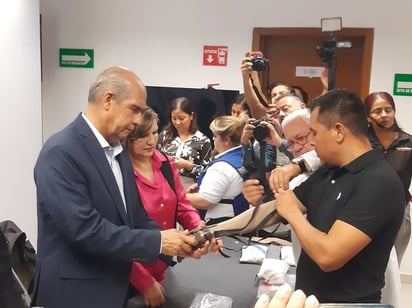 Municipio entrega las primeras 3 prótesis por medio de programa 'De la Mano Contigo'