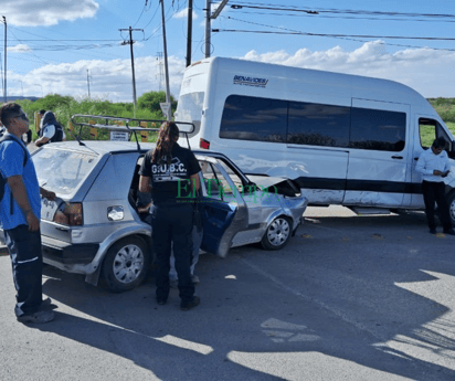 Conductor de combi provoca choque en la Loma Linda de Monclova