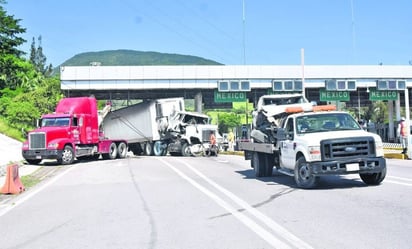 Tráiler se queda sin frenos y choca contra caseta de cobro en la autopista del Sol; hay 4 heridos