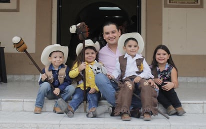 Niños viven la mini cabalgata en el municipio de Allende 