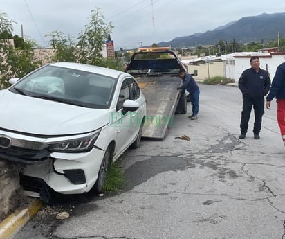 Dama se fuga tras desgraciar su carro