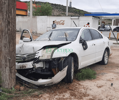 Conductor despierta ensartado en un poste 