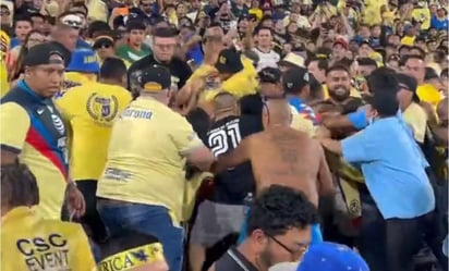 Aficionados de las Águilas del América protagonizan pelea en el Clásico Nacional