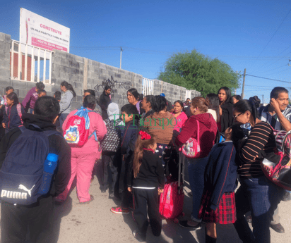 Padres se manifiestan y cierran escuela de Colinas con candado